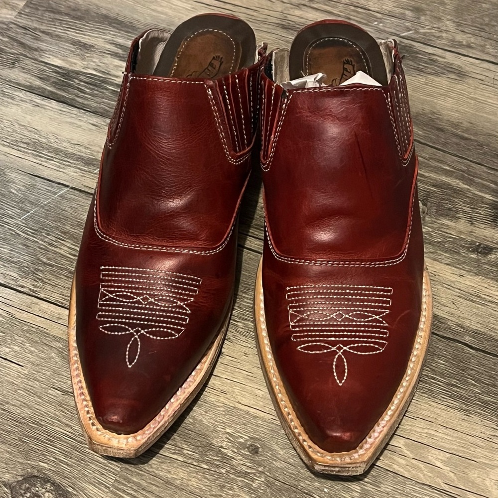 Freebird Wentworth Red size 7 like new